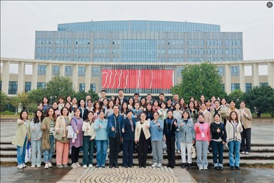 山東出版?zhèn)髅焦煞萦邢薰? /></a>
                                        <h3><a href="http://www.dhfcw.com.cn/News/4/20/NewsDetail_5310_1.html" title="濱州新華文化服務(wù)中心建設(shè)項目全過程咨詢服務(wù)招標公告" target="_blank">濱州新華文化服務(wù)中心建設(shè)項目全過程咨詢服務(wù)招標公告</a></h3>
                                        <p class="newsinfo">
                                            …
                                        </p>
                                    </li>
                                    
                                </ul>
                            </div>
                            <div   id="i0akg8ea0g8"   class="pagelist">
                                <ul><li id="i0akg8ea0g8"    class=