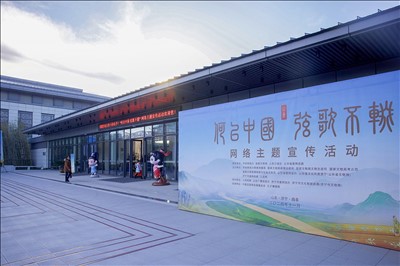 山東出版?zhèn)髅焦煞萦邢薰? /></a>
                                        <h3><a href="http://www.dhfcw.com.cn/News/4/20/NewsDetail_5324_1.html" title="安徽新華發(fā)行（集團(tuán)）控股有限公司考察調(diào)研山東出版" target="_blank">安徽新華發(fā)行（集團(tuán)）控股有限公司考察調(diào)研山東出版</a></h3>
                                        <p class="newsinfo">
                                            此次調(diào)研考察活動加深了山東出版和兄弟省份集團(tuán)在文旅研學(xué)等板塊的合作溝通，以期達(dá)到互學(xué)互鑒、協(xié)同進(jìn)步的目的。…
                                        </p>
                                    </li>
                                    
                                </ul>
                            </div>
                            <div   id="i0akg8ea0g8"   class="pagelist">
                                <ul><li id="i0akg8ea0g8"    class=
